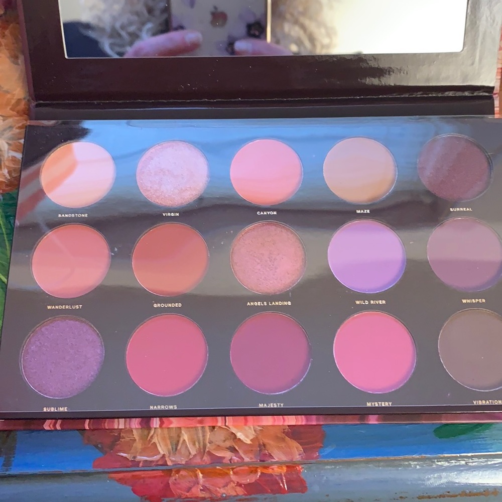 Hipdot eye shadow pallet.